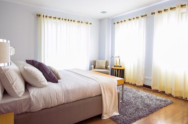 Twoja sypialnia marzeń - praktyczne wskazówki jak ją wyposażyć