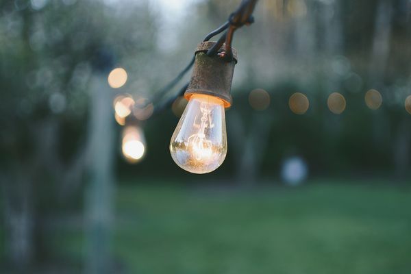Oświetlenie przyjemności - jak wykorzystać lamki do dekoracji przestrzeni zewnętrznej