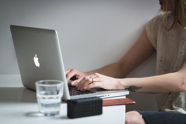 Jak zwiększyć efektywność pracy przy komputerze? Ekologiczne meble biurowe